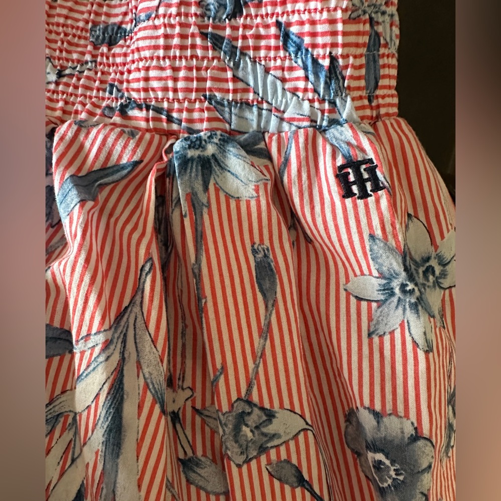 Tommy Hilfiger Striped Floral Flowy Skirt 
Size Small
Perfect for the 4th July!
